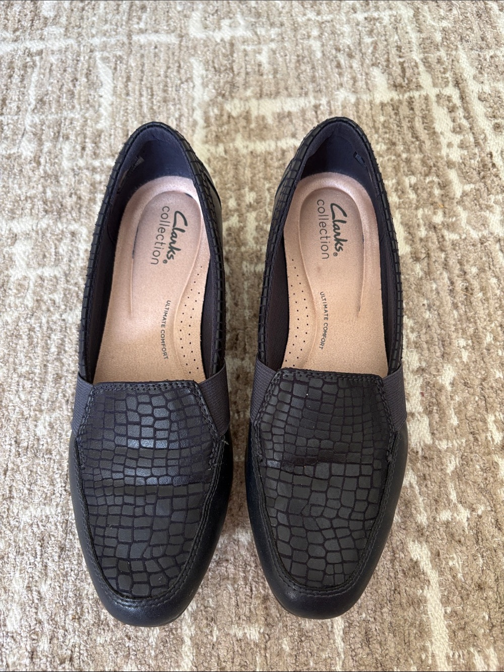 NEW LISTING Clarks Collection Womens Navy Croc-Embossed Slip-On Loafers